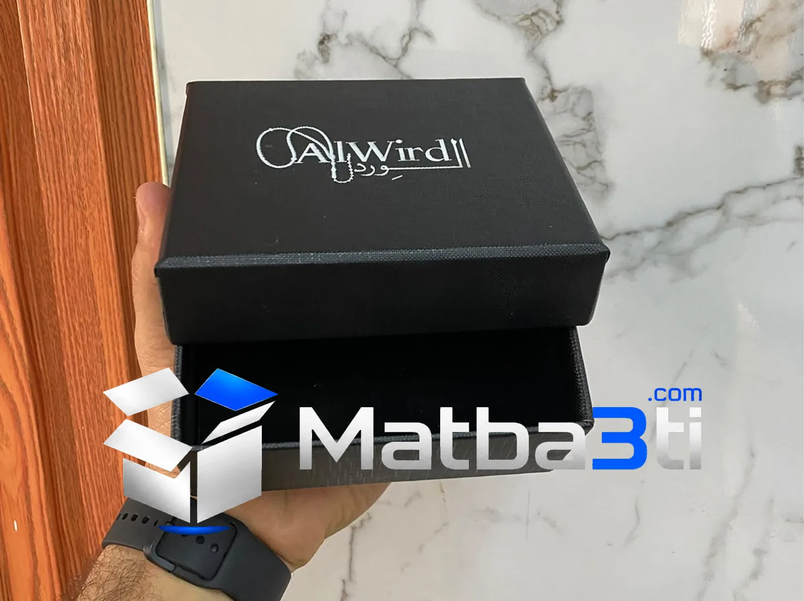 بوكس أسود فاخر مفتوح من أعمال مطبعتي